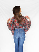 Load image into Gallery viewer, Taiṃtīs bell sleeve top
