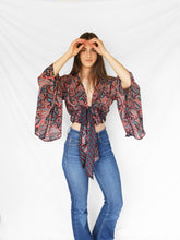 Load image into Gallery viewer, Taiṃtīs bell sleeve top
