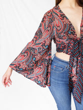 Load image into Gallery viewer, Taiṃtīs bell sleeve top
