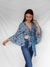 Load image into Gallery viewer, Cauṃtīs bell sleeve top
